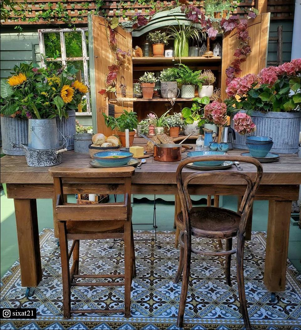 Flor de Lis Classic Vinyl Rug