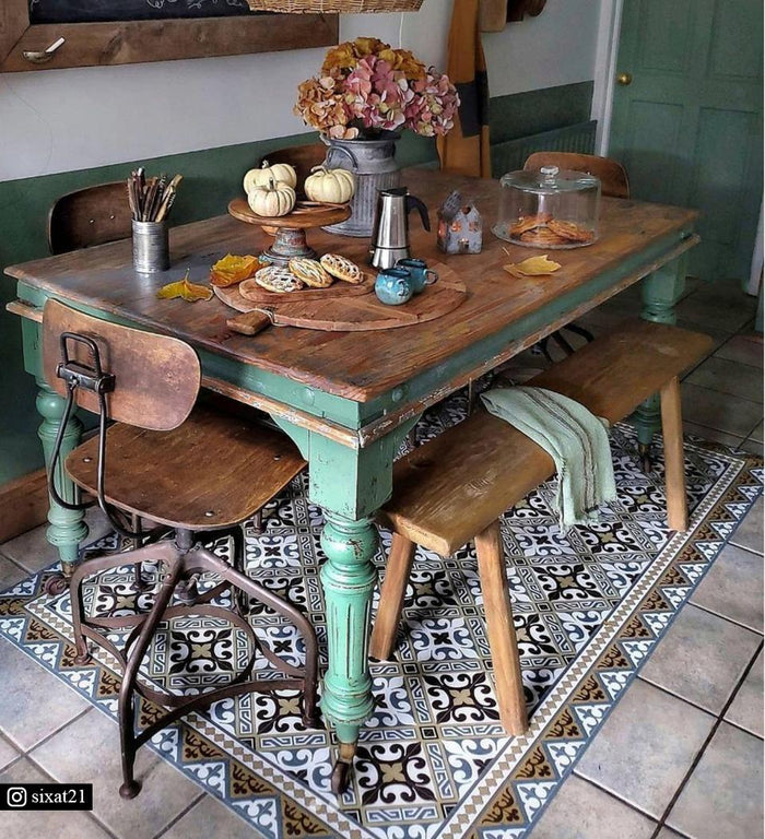 Flor de Lis Classic Vinyl Rug